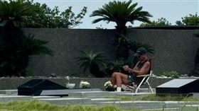 ▲催淚！20年前大s給具俊燁業的情詩曝光，「有一種愛情叫做具俊燁與大s」 感動世人。圖為具俊曄在墓園陪伴摯愛。，畫面令人鼻酸。（圖／網友beef_0201授權提供，未經同意請勿轉載） 