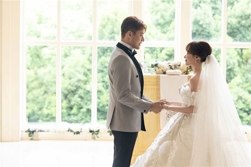 張睿家(左)、黃安若證婚時都哭了。(圖/LinLi Boutique提供)