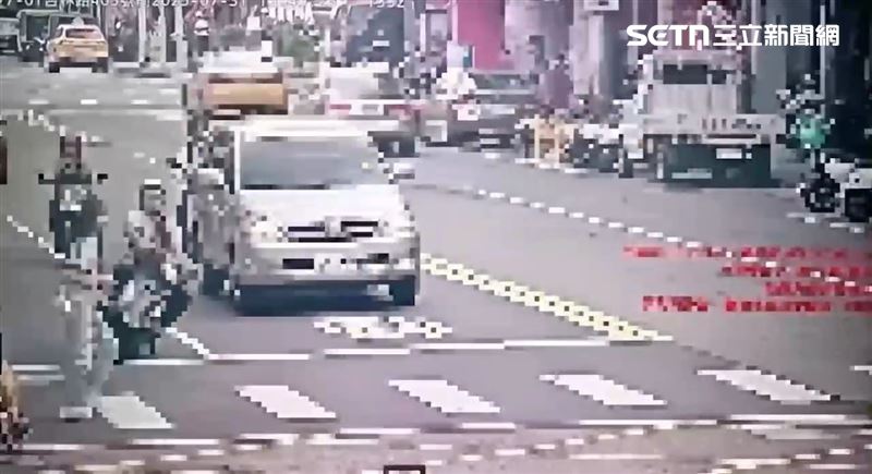 北市黃男騎車急煞自摔後絆倒邱姓女國中生。（圖／翻攝畫面）