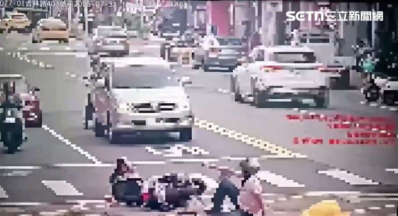 北市黃男騎車急煞自摔後絆倒邱姓女國中生。（圖／翻攝畫面）