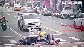 ▲北市黃男騎車急煞自摔後絆倒邱姓女國中生。（圖／翻攝畫面）