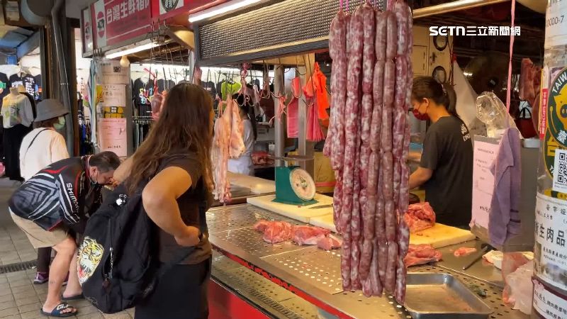 投資人解讀「豬禁運」政策短期將衝擊豬肉供應量,雞肉與鴨肉等替代蛋白需求可望上升。卜蜂一開盤急拉,一度上漲至148.5元,隨後回落至平盤價136.5元遊走,收盤下跌2.5元;大成股價同步走高,開盤報59.8元,成為盤面焦點,隨後也回落至56.1漲0.7元價位,收盤下跌1.3元。(圖/資料照)