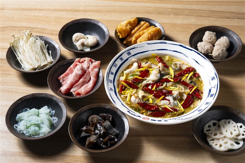 「秘罈酸菜魚」、「初戀番茄魚」都能獨享，還有基隆手工三記魚餃、蓮藕、豬梅花3種新配料可選。（圖／品牌提供）
