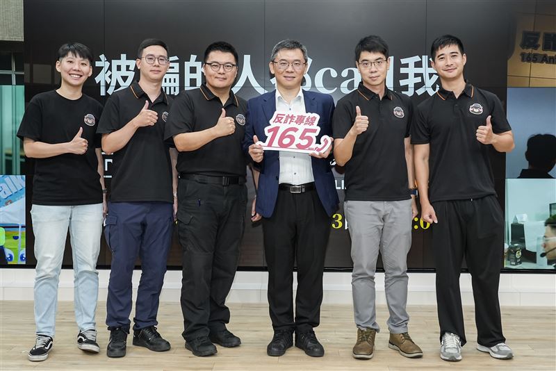 刑事警察局詐欺犯罪防制中心科長莊明雄(中)帶領165專線員警一起出席首映會。(圖/鏡電視提供)