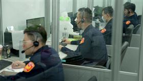 165反詐諮詢專線員警一天平均要接50-60通詐騙案件處理電話。（圖／鏡電視提供）