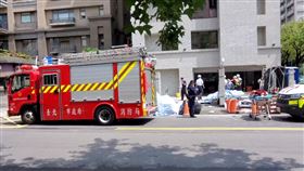 台北市士林區今天（1日）下午1時許發生一起工安意外，多名工人在士商路一處地下室施工時，疑因吸入環氧樹酯所揮發的氣體，造成呼吸困難、身體不適，北市消防局已啟動大量傷患機制，詳細原因仍待釐清。