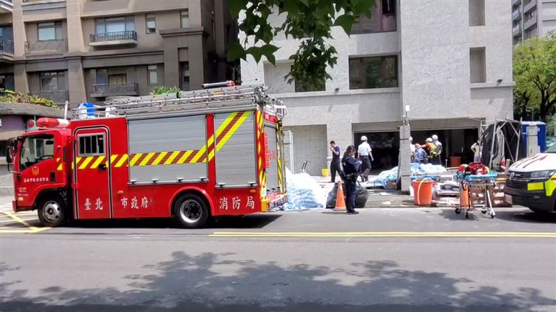 警消人員到場搶救。（圖／翻攝畫面）