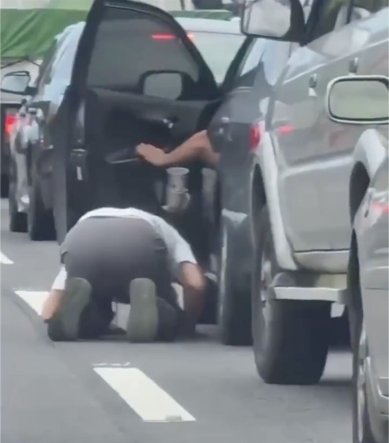塞車車陣中,男子突然下車至前車旁下跪。(圖/翻攝Threads @im_xiuuu0331)