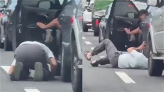 男子詭異「磕頭、鑽車底」結局反轉超暖心