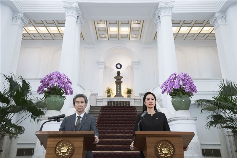 謝怡芬(右)與陳文彬飾演前後任總統。(圖/牽猴子提供)