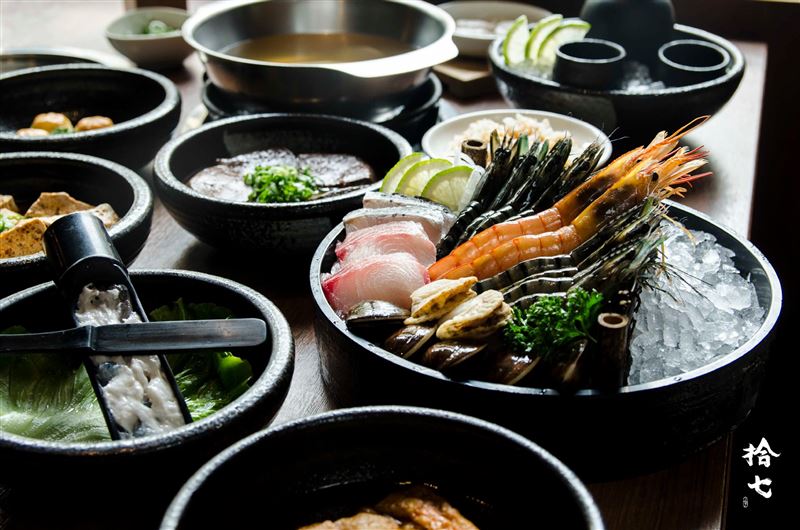 品牌表示因營運考量結束營業。（圖／翻攝自 拾七石頭火鍋 臉書)