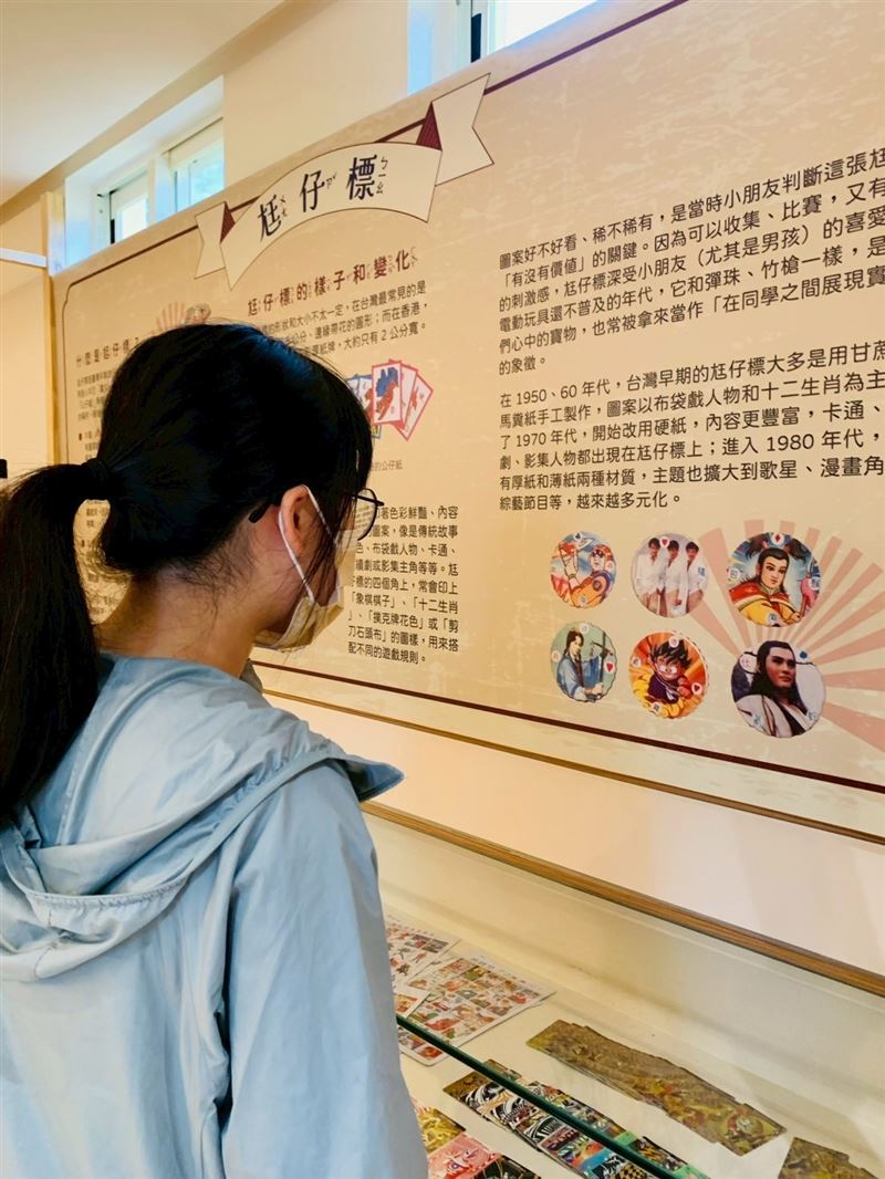 為增進世代交流,展覽安排多場互動體驗活動,包括「尪仔標DIY」與「童玩彈珠檯DIY」課程。(圖/桃園市立圖書館提供)