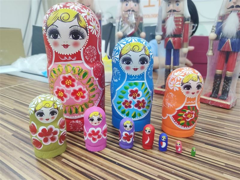 透過不同時代的玩具設計、材料與用途,呈現台灣社會的變遷與家庭互動的演進。(圖/桃園市立圖書館提供)