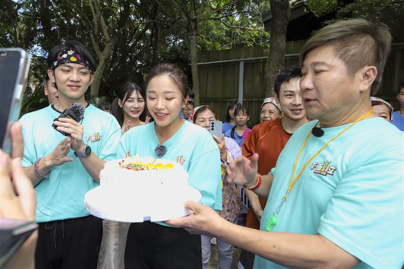 製作團隊送蛋糕給賴慧如跟胡瓜。（圖／民視提供）