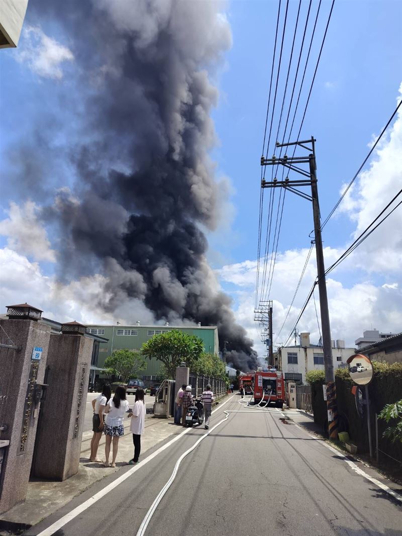 桃園市平鎮區一間資源回收廠,今(1日)午間發生火警。(圖/翻攝畫面)