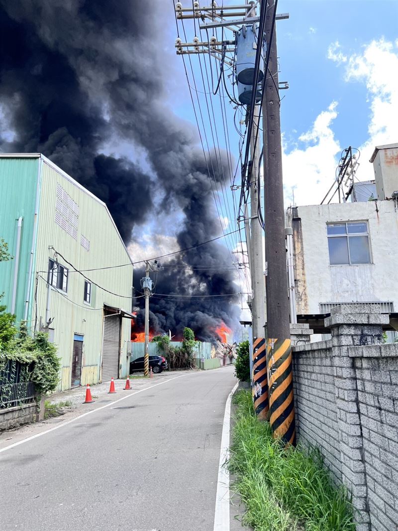 資源回收廠全面燃燒。(圖/翻攝畫面)