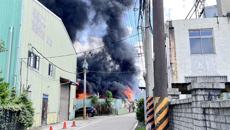 新／桃園資源回收廠「全面燃燒」消防搶救