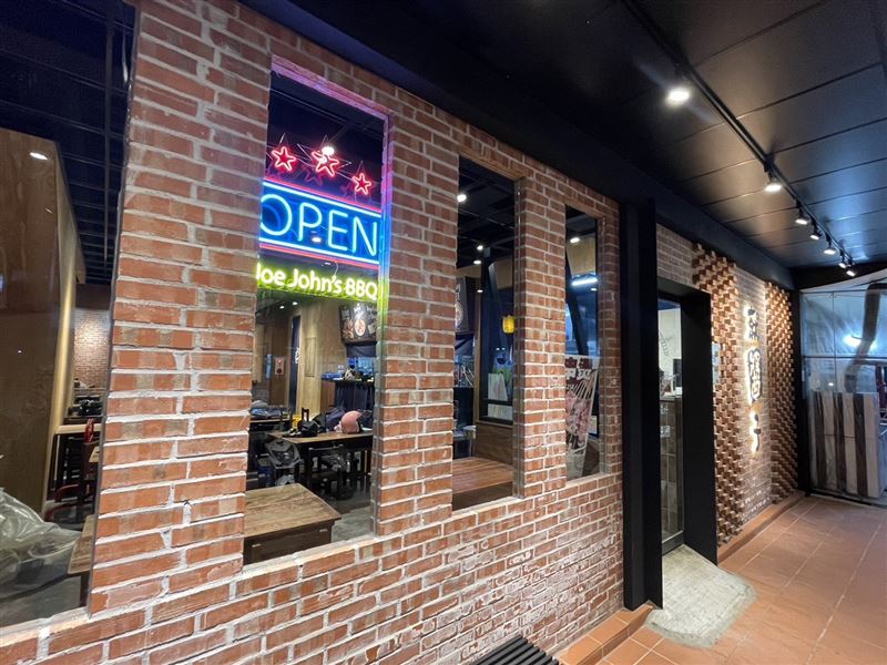 台中的知名連鎖燒烤店「就醬子烤吧」傳出全面結束營業。(圖/翻攝自就醬子烤吧臉書)