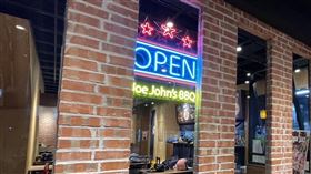 台中的知名連鎖燒烤店「就醬子烤吧」傳出全面結束營業。（圖／翻攝自就醬子烤吧臉書）

