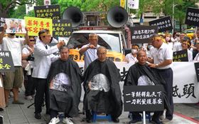 藥師公會全聯會常務理事范景章等3位藥師公會幹部，在抗議現場「剃頭明志」，象徵衛福部「無法無天」，藥師「剃頭不低頭」。（圖／記者簡浩正攝影）