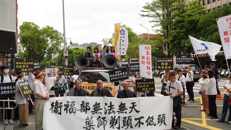 今日抗議多位立委聲援，立委林憶君表示，落日條款精神是「確定終止」，並呼籲立即召開公聽會。（圖／藥師公會提供）