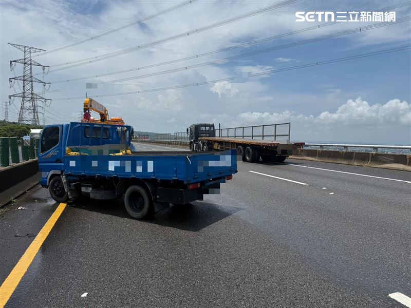 國3台中沙鹿段發生小貨車與聯結車碰撞車禍。(圖/翻攝畫面)