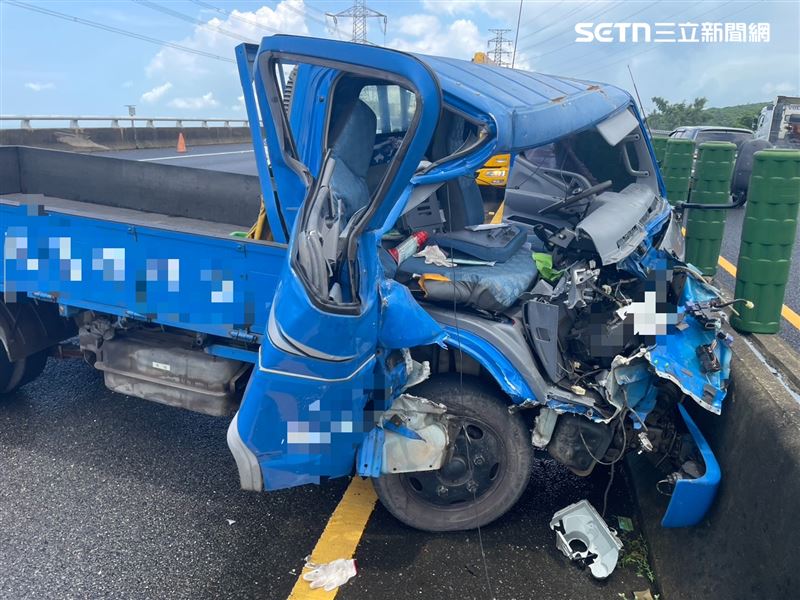 國3台中沙鹿段發生小貨車與聯結車碰撞車禍,小貨車車頭嚴重變形,司機一度命危。(圖/翻攝畫面)
