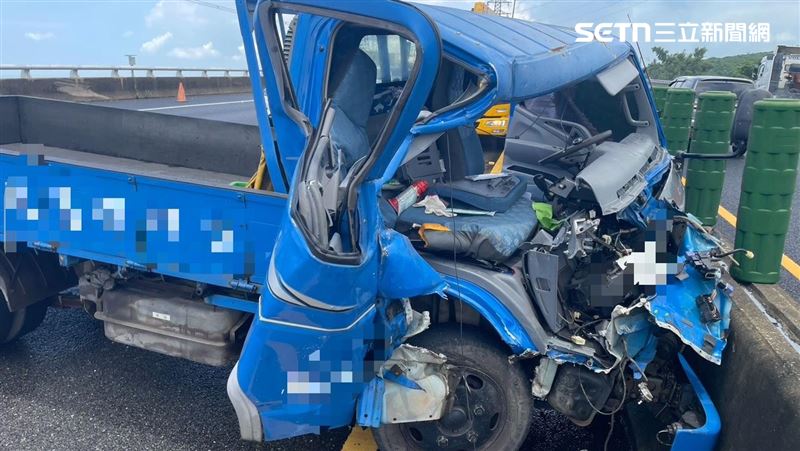 小貨車國道猛撞聯結車!車頭全毀司機命危