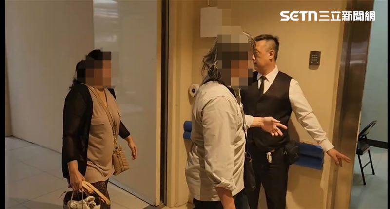 谷女父母先後進入解剖室。（圖／翻攝畫面）