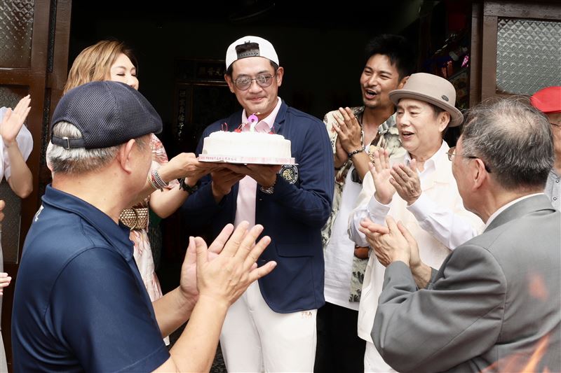 柯叔元(中)在開鏡儀式上被慶生。(圖/民視提供)