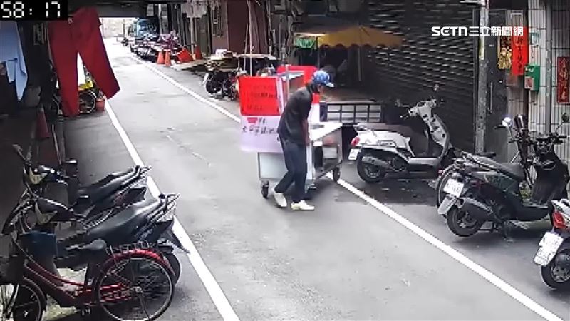 陳男被捕當天早上,推著父親幫他打造的攤車外出販售。(圖/翻攝畫面)