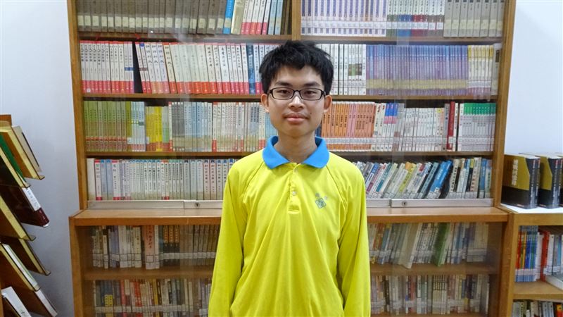 薇閣高中陳弈勳分科測驗以五科滿級分,拿下二、三類組雙榜首。(圖/薇閣高中提供)