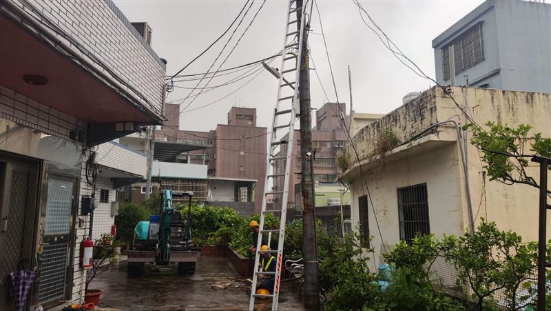 台電工程人員搶修時不慎觸電，目前正送醫搶救中。（資料照）