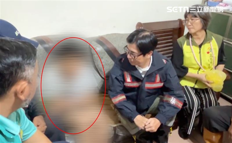 市長陳其邁前往慰問獨活的14歲少年，輕拍承諾未來就學問題，一定會全力協助。（圖／記者徐士庭攝影）