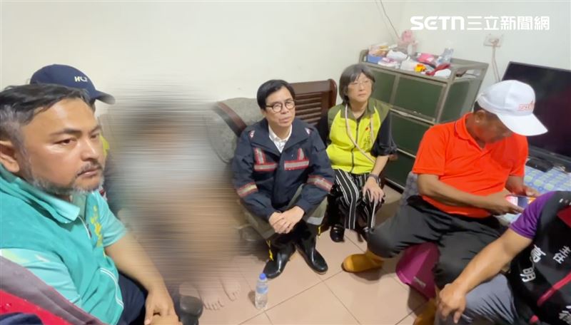 家屬請求怪手進駐，盡快挖出屍塊。（圖／記者徐士庭攝影）