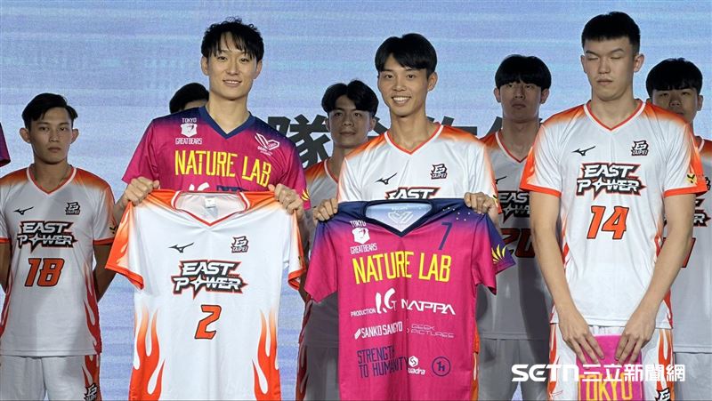 東京巨熊兩位好手柳田將洋與台北伊斯特隊隊長高偉程交換球衣。（圖／記者蔡厚瑄攝影）