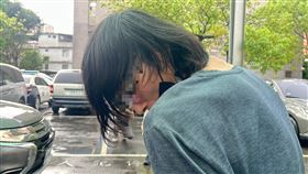 陳男一頭亂髮，嘴裡不斷碎念，行為仍十分詭異。（圖／翻攝畫面）