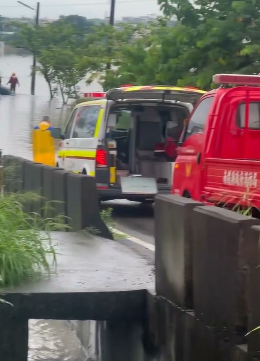 南投彰南路一段產業道路因大雨嚴重淹水,騎士硬闖滅頂,不幸溺斃。(圖/民眾提供)