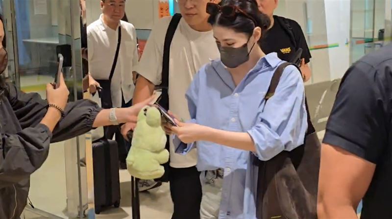 韓韶禧收下粉絲禮物