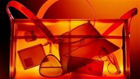 HTC VIVE官方社群平台（Facebook, Instagram及X）發文寫下「驚喜，才是日常標配。2025/8/14  www.vive.com 為你預留驚喜。」