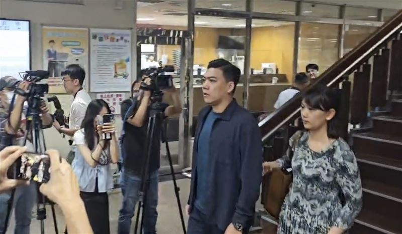 幽靈罷免案開庭,「罷吳四騎士」成員之一賴苡任仍不認罪。(圖/翻攝畫面)