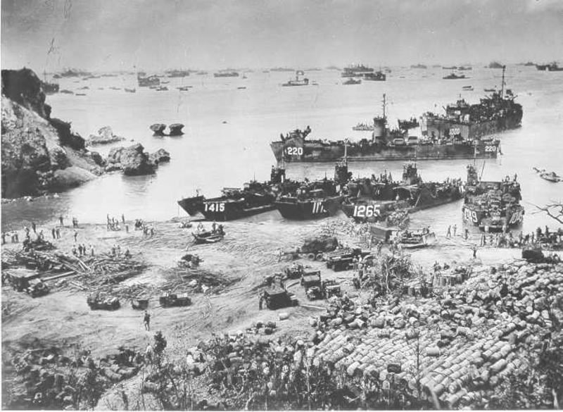 1945年3月下旬美軍登陸沖繩, 戰爭結束後,美軍接收沖繩及其周邊島嶼,成為美國太平洋的軍事基地。(圖/翻攝維基百科)