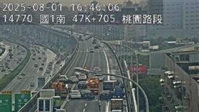 國道一號桃園段發生嚴重車禍。（圖／翻攝自國道即時影像）