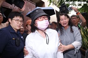 ▲羈押98天，黃呂錦茹獲1000萬元交保，在丈夫攙扶及親友簇擁下離開台北地院。（圖／記者鄭孟晃攝）