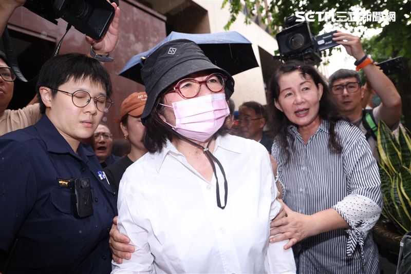羈押98天，黃呂錦茹在丈夫攙扶及親友簇擁下離開台北地院。（圖／記者鄭孟晃攝）
