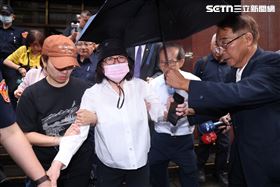 ▲羈押98天，黃呂錦茹獲1000萬元交保，在丈夫攙扶及親友簇擁下離開台北地院。（圖／記者鄭孟晃攝）