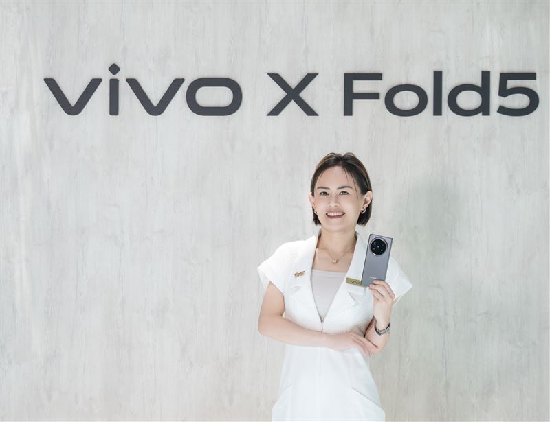 vivo台灣總經理陳怡婷表示：「vivo X Fold5上市即獲得消費者青睞，首波預購銷量遠超預期。也期待透過與電信與經銷夥伴的緊密合作，持續推動摺疊機從高端走向主流。」