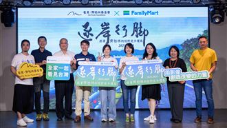 跟著齊柏林徒步環島！全家補給逐岸行腳