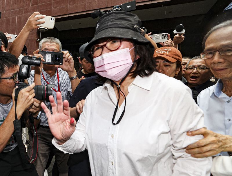 國民黨台北市黨部主委黃呂錦茹（中）涉罷免提議書偽造案(圖/中央社)