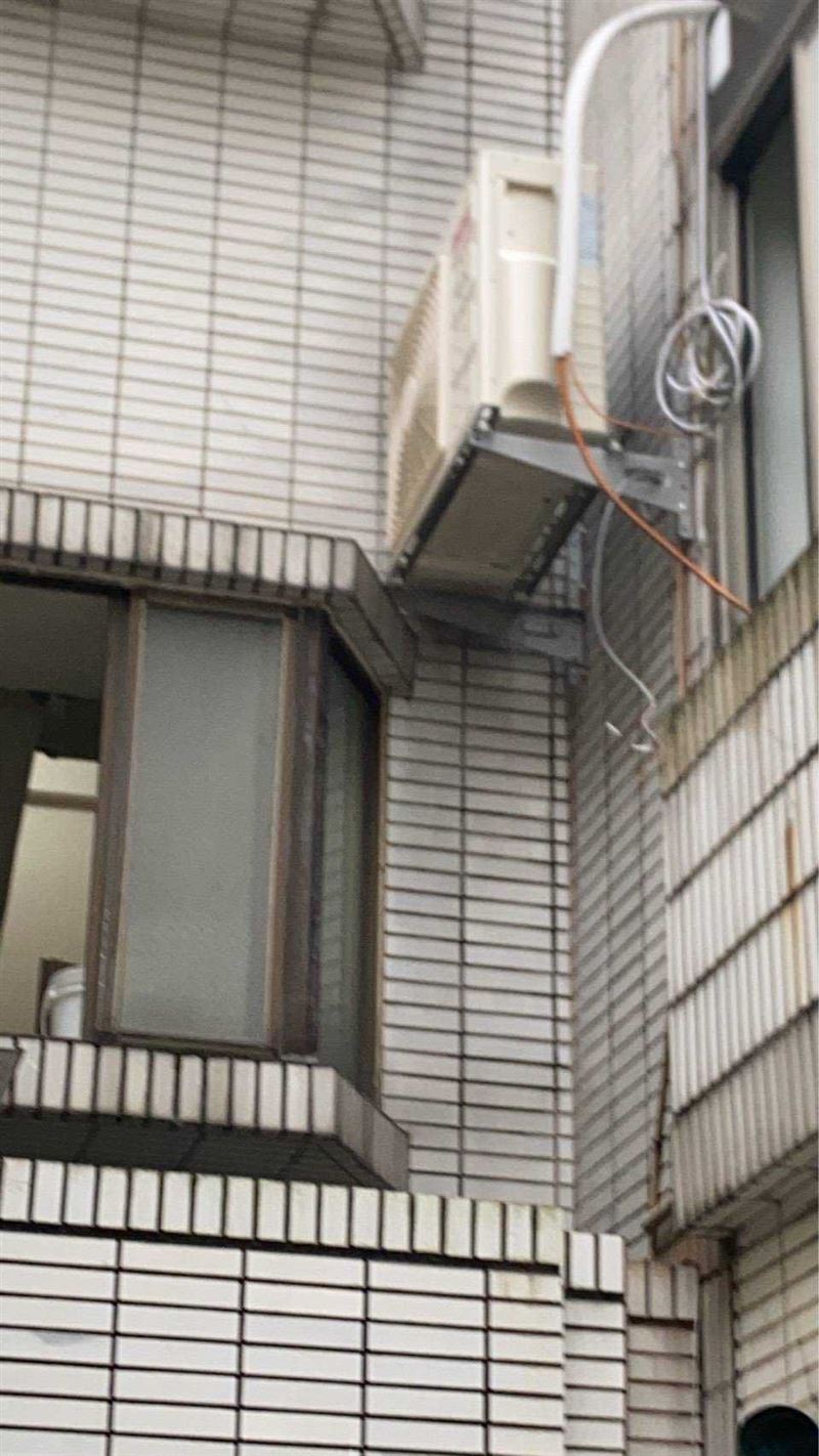 林姓冷氣工施工安裝冷氣時，疑似因雨溼滑，不慎墜樓，傷重不治。（圖／翻攝畫面）